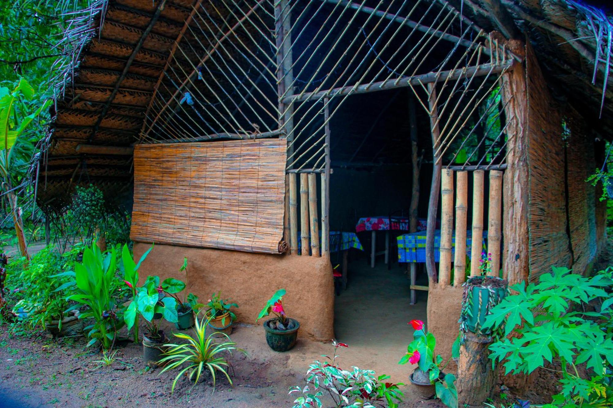 Chanaka Holiday Inn Sigiriya Ngoại thất bức ảnh